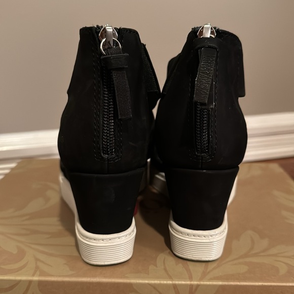 Softt black suede platform sandals - Picture 2 of 8